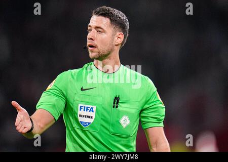 Amsterdam, pays-Bas. 04th Apr, 2024. AMSTERDAM, PAYS-BAS - 4 AVRIL : L'arbitre Marc Nagtegaal fait des gestes lors du match néerlandais Eredivisie entre l'AFC Ajax et Go Ahead Eagles au Johan Cruijff Arena le 4 avril 2024 à Amsterdam, pays-Bas. (Photo de René Nijhuis/Orange Pictures) crédit : Orange pics BV/Alamy Live News Banque D'Images