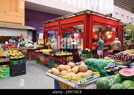 Greengrocer sur le marché à Hadera Banque D'Images