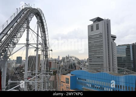 Montagnes russes Thunder Dolphin vues d'une grande roue – Koraku, Bunkyo City, Tokyo, Japon – 29 février 2024 Banque D'Images