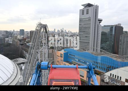 Montagnes russes Thunder Dolphin vues du Big O (grande roue) – Koraku, Bunkyo City, Tokyo, Japon – 29 février 2024 Banque D'Images