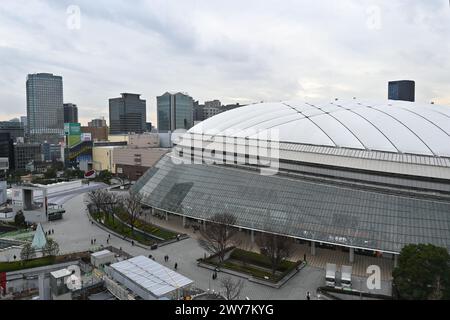 Extérieur du dôme de Tokyo (Tōkyō Dōmu?) vu de la grande roue – Koraku, Bunkyo City, Tokyo, Japon – 29 février 2024 Banque D'Images