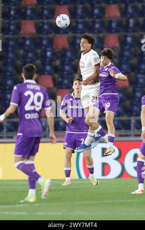 Bologne, Italie. 04th Apr, 2024. Jonathan Silva de Torino saute pour le ballon avec Tommaso Rubino de Fiorentina lors de la finale du championnat italien de football Primavera Tim Cup 2023/2024 entre Fiorentina Primavera vs Torino Primavera au stade Renato Dall'Ara, Bologne, Italie du Nord, jeudi 1er avril, 2024. sport - Soccer - (photo Michele Nucci crédit : LaPresse/Alamy Live News Banque D'Images