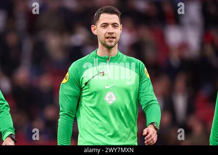 Amsterdam, pays-Bas. 04th Apr, 2024. AMSTERDAM, PAYS-BAS - 4 AVRIL : L'arbitre Marc Nagtegaal regarde pendant le match néerlandais Eredivisie entre l'AFC Ajax et Go Ahead Eagles au Johan Cruijff Arena le 4 avril 2024 à Amsterdam, pays-Bas. (Photo de Henny Meyerink/BSR Agency) crédit : BSR Agency/Alamy Live News Banque D'Images