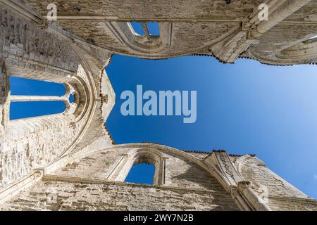 Les ruines de l'ancienne abbaye dans l'île de Ré. vue de dessous Banque D'Images