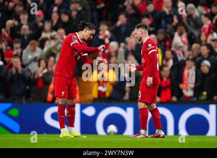 Alexis Mac Allister de Liverpool (à droite) célèbre avoir marqué le deuxième but de son équipe lors du match de premier League à Anfield, Liverpool. Date de la photo : jeudi 4 avril 2024. Banque D'Images