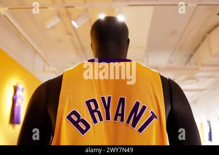 New York, États-Unis. 04th Apr, 2024. Le maillot des Los Angeles Lakers de Kobe Bryant du match 1 des finales NBA 2009 est exposé lors d'une avant-première de presse pour Sotheby's Sports week à New York le jeudi 4 avril 2024. Photo de John Angelillo/UPI crédit : UPI/Alamy Live News Banque D'Images