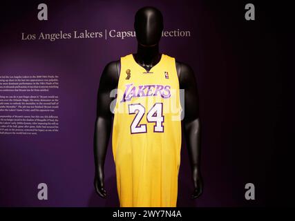 New York, États-Unis. 04th Apr, 2024. Le maillot des Los Angeles Lakers de Kobe Bryant du match 1 des finales NBA 2009 est exposé lors d'une avant-première de presse pour Sotheby's Sports week à New York le jeudi 4 avril 2024. Photo de John Angelillo/UPI crédit : UPI/Alamy Live News Banque D'Images