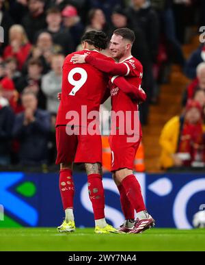 Alexis Mac Allister de Liverpool (à droite) célèbre avoir marqué le deuxième but de son équipe avec son coéquipier Darwin Nunez lors du match de premier League à Anfield, Liverpool. Date de la photo : jeudi 4 avril 2024. Banque D'Images