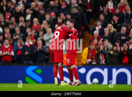 Alexis Mac Allister de Liverpool (à droite) célèbre avoir marqué le deuxième but de son équipe avec son coéquipier Darwin Nunez lors du match de premier League à Anfield, Liverpool. Date de la photo : jeudi 4 avril 2024. Banque D'Images