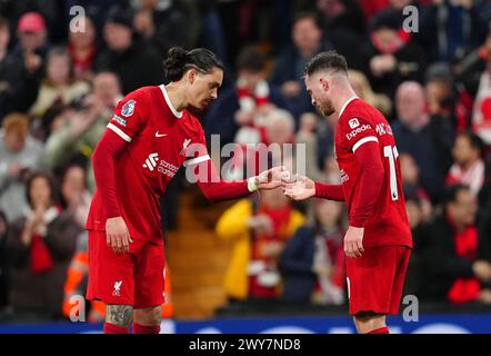 Alexis Mac Allister de Liverpool (à droite) célèbre avoir marqué le deuxième but de son équipe avec son coéquipier Darwin Nunez lors du match de premier League à Anfield, Liverpool. Date de la photo : jeudi 4 avril 2024. Banque D'Images