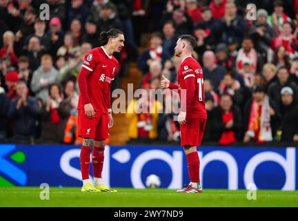 Alexis Mac Allister de Liverpool (à droite) célèbre avoir marqué le deuxième but de son équipe avec son coéquipier Darwin Nunez lors du match de premier League à Anfield, Liverpool. Date de la photo : jeudi 4 avril 2024. Banque D'Images