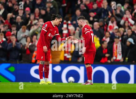 Alexis Mac Allister de Liverpool (à droite) célèbre avoir marqué le deuxième but de son équipe avec son coéquipier Darwin Nunez lors du match de premier League à Anfield, Liverpool. Date de la photo : jeudi 4 avril 2024. Banque D'Images