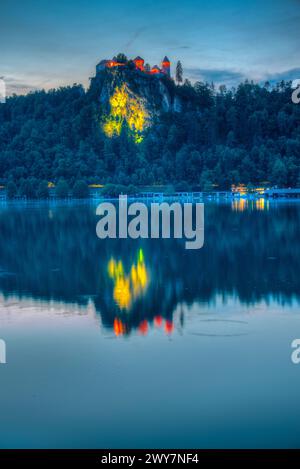 Vue sur le coucher du soleil du château de Bled en Slovénie Banque D'Images