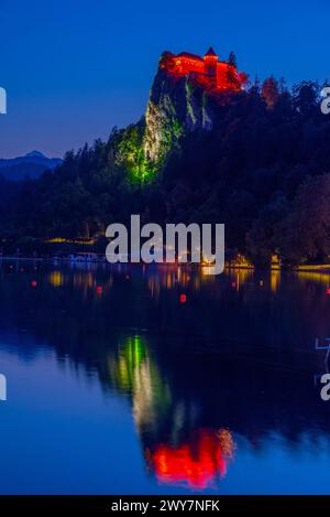 Vue sur le coucher du soleil du château de Bled en Slovénie Banque D'Images