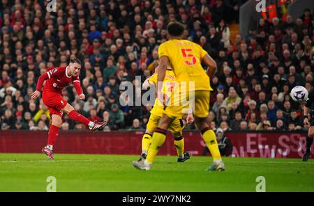 Alexis Mac Allister de Liverpool (à droite) célèbre avoir marqué le deuxième but de son équipe avec son coéquipier Darwin Nunez lors du match de premier League à Anfield, Liverpool. Date de la photo : jeudi 4 avril 2024. Banque D'Images