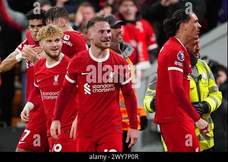 Alexis Mac Allister de Liverpool (au centre) célèbre avoir marqué le deuxième but de son équipe avec ses coéquipiers lors du match de premier League à Anfield, Liverpool. Date de la photo : jeudi 4 avril 2024. Banque D'Images