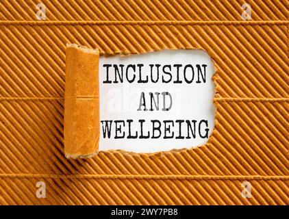 Symbole d'inclusion et de bien-être. Mots conceptuels inclusion et bien-être sur beau livre blanc. Beau fond brun. Inclusion motivationnelle et Banque D'Images