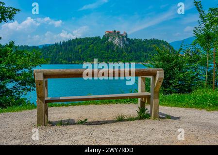 Un banc regardant le château de Bled en Slovénie Banque D'Images