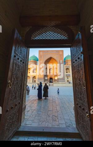 Boukhara, Ouzbékistan, Asie centrale. 24 août 2021. Porte dans la cour à la mosquée Kalan à Boukhara. Banque D'Images