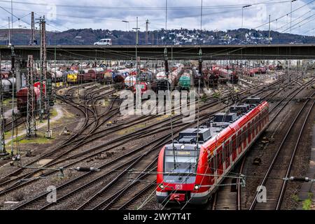 Le train S-Bahn de la gare de triage Hagen-Vorhalle, l'un des 9 plus grands d'Allemagne, situé sur la ligne Wuppertal-Dortmund, dispose de 40 voies directionnelles Banque D'Images