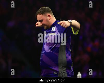 Manchester, Royaume-Uni. 04th Apr, 2024. Nathan Aspinall lors de la BetMGM premier League Darts 2024, nuit 10, Manchester à AO Arena, Manchester, Angleterre, Royaume-Uni le 4 avril 2024 crédit : Every second Media/Alamy Live News Banque D'Images