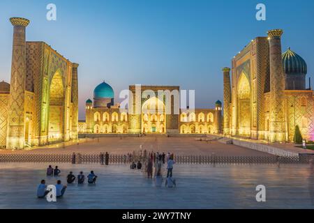 Samarkand, Samarqand, Ouzbékistan, Asie centrale. 26 août 2021. Vue en soirée de la mosquée et des madrasas au Registan à Samarcande. Banque D'Images