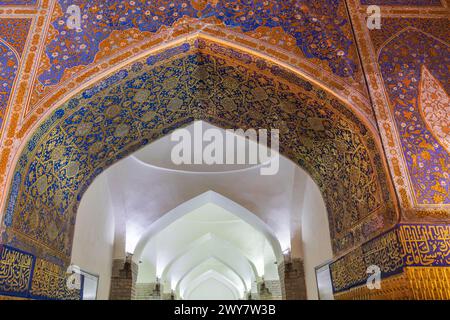 Samarkand, Samarqand, Ouzbékistan, Asie centrale. 27 août 2021. Vue intérieure de la mosquée Tilla-Kari dans le Registan à Samarcande. Banque D'Images