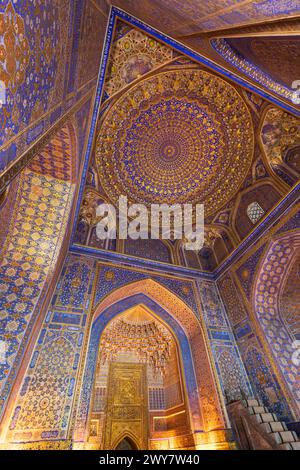 Samarkand, Samarqand, Ouzbékistan, Asie centrale. 27 août 2021. Vue intérieure de la mosquée Tilla-Kari dans le Registan à Samarcande. Banque D'Images