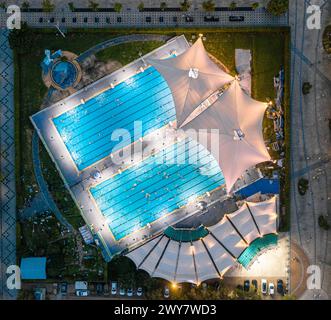 Une photo aérienne d'une piscine à Wuhan par une nuit d'été, illuminée par des néons colorés Banque D'Images