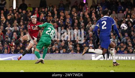 Alejandro Garnacho de Manchester United marque son troisième but du match lors du premier League match à Stamford Bridge, Londres. Date de la photo : jeudi 4 avril 2024. Banque D'Images