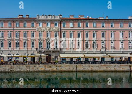 Restaurants à canal Grande dans la ville italienne Trieste Banque D'Images