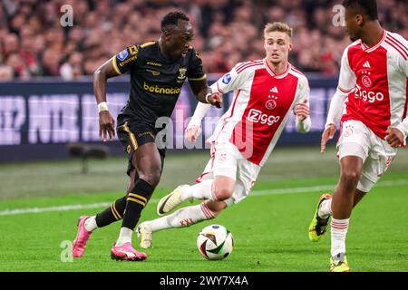 Amsterdam, pays-Bas. 04th Apr, 2024. AMSTERDAM, PAYS-BAS - 4 AVRIL : Bobby Adekanye de Go Ahead Eagles se bat pour la possession avec Kenneth Taylor de l'AFC Ajax lors du match néerlandais Eredivisie entre l'AFC Ajax et Go Ahead Eagles au Johan Cruijff Arena le 4 avril 2024 à Amsterdam, pays-Bas. (Photo de Henny Meyerink/BSR Agency) crédit : BSR Agency/Alamy Live News Banque D'Images