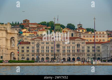 Panorama de la Piazza della UnitГ d'Italia dans la ville italienne Trieste Banque D'Images