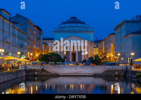 Vue de nuit de l'église de Sant'Antonio Nuovo à la fin du canal Grande dans la ville italienne de Trieste Banque D'Images