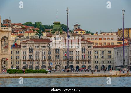 Panorama de la Piazza della UnitГ d'Italia dans la ville italienne Trieste Banque D'Images