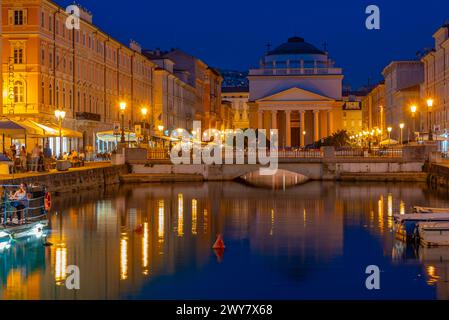 Vue de nuit de l'église de Sant'Antonio Nuovo à la fin du canal Grande dans la ville italienne de Trieste Banque D'Images