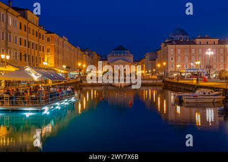 Vue de nuit de l'église de Sant'Antonio Nuovo à la fin du canal Grande dans la ville italienne de Trieste Banque D'Images