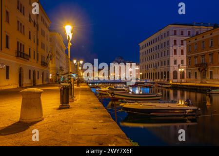 Vue de nuit de l'église de Sant'Antonio Nuovo à la fin du canal Grande dans la ville italienne de Trieste Banque D'Images