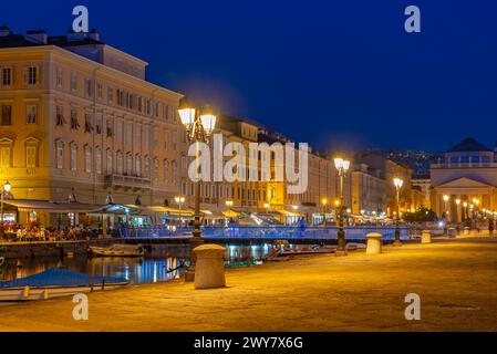 Vue de nuit de l'église de Sant'Antonio Nuovo à la fin du canal Grande dans la ville italienne de Trieste Banque D'Images