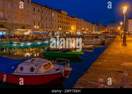 Vue de nuit de l'église de Sant'Antonio Nuovo à la fin du canal Grande dans la ville italienne de Trieste Banque D'Images