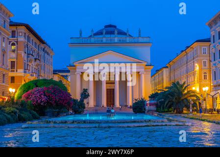 Vue de nuit de l'église de Sant'Antonio Nuovo dans la ville italienne de Trieste Banque D'Images