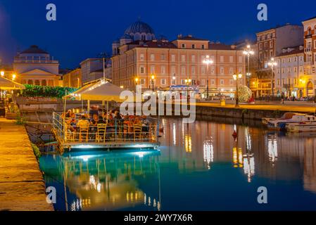 Vue de nuit de l'église de Sant'Antonio Nuovo à la fin du canal Grande dans la ville italienne de Trieste Banque D'Images