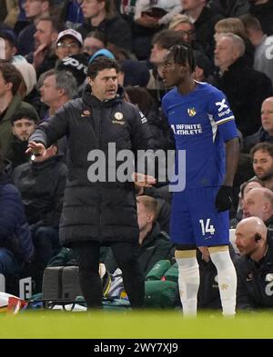 Mauricio Pochettino, entraîneur de Chelsea, parle avec Trevoh Chalobah, remplaçant, avant qu'il ne monte sur le terrain lors du match de premier League à Stamford Bridge, Londres. Date de la photo : jeudi 4 avril 2024. Banque D'Images