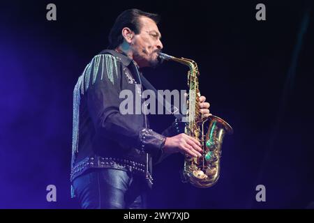 Le groupe musical Los Tigres Del Norte se produit lors d'un concert au WizCenter de Madrid, le 4 avril 2024, Espagne Banque D'Images