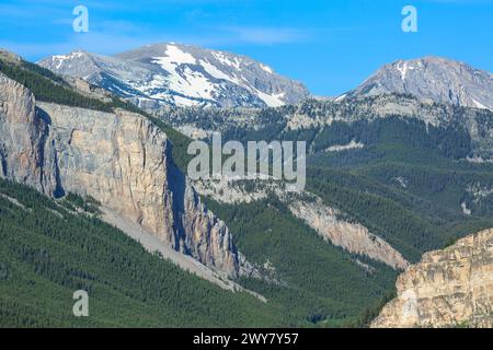 pic de montagne rocheuse et falaises le long du front de montagne rocheuse au-dessus de la vallée sud de la rivière teton près de choteau, montana Banque D'Images