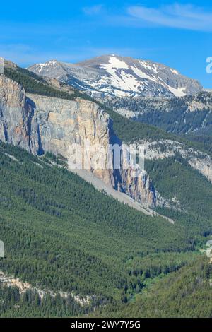 pic de montagne rocheuse et falaises le long du front de montagne rocheuse au-dessus de la vallée sud de la rivière teton près de choteau, montana Banque D'Images