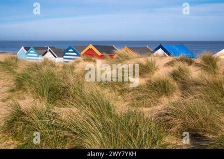 Cabanes de plage colorées sur le rivage de Southwold. Suffolk, East anglia, UK.herbe Marram sur les dunes derrière les huttes. Banque D'Images