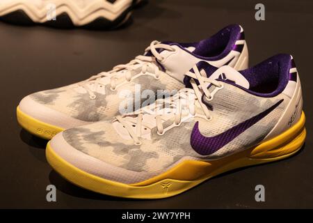 Les Kobe Bryant Los Angeles Lakers saison 2012-2013 ont porté des baskets exposées lors d'une présentation de presse pour les ventes aux enchères Sotheby's de souvenirs sportifs à New York le 4 avril 2024 Banque D'Images