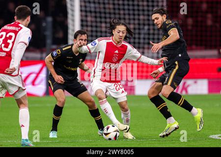 Amsterdam, pays-Bas. 04th Apr, 2024. AMSTERDAM, PAYS-BAS - 4 AVRIL : Kian Fitz-Jim de l'AFC Ajax se bat pour la possession avec Mats Deijl de Go Ahead Eagles, Willum Thor Willumsson de Go Ahead Eagles lors du match néerlandais Eredivisie entre l'AFC Ajax et Go Ahead Eagles au Johan Cruijff Arena le 4 avril 2024 à Amsterdam, pays-Bas. (Photo de Henny Meyerink/BSR Agency) crédit : BSR Agency/Alamy Live News Banque D'Images