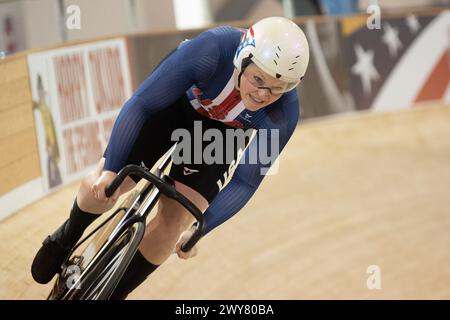 Los Angeles, Californie, États-Unis. 4 avril 2024. Emily Hays, des États-Unis, dans le contre-la-montre du 200 mètres féminin, se qualifiant pour le sprint jumelé. Crédit : Casey B. Gibson/Alamy Live News Banque D'Images